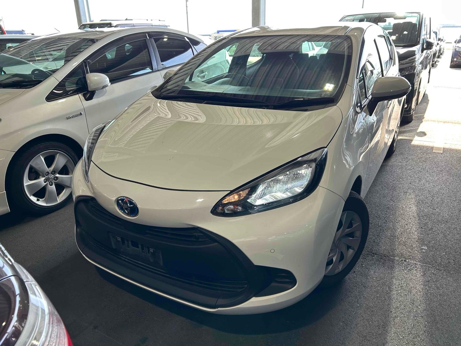 TOYOTA AQUA B Image 9